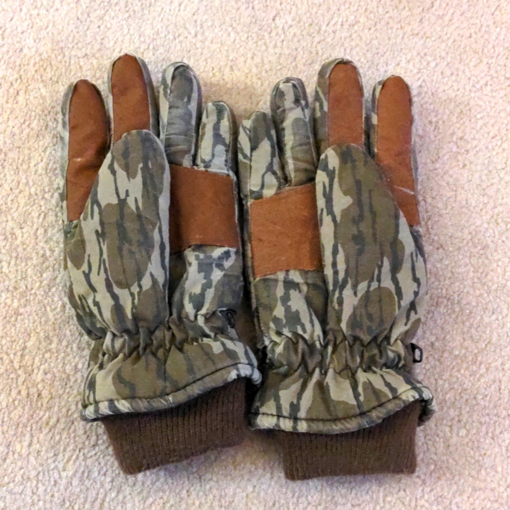 Insulated camo gloves